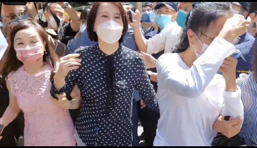 遭王鴻薇架開怒吼「擋我幹嘛」！周玉蔻北檢踢館再緊追…同框張淑娟畫面曝