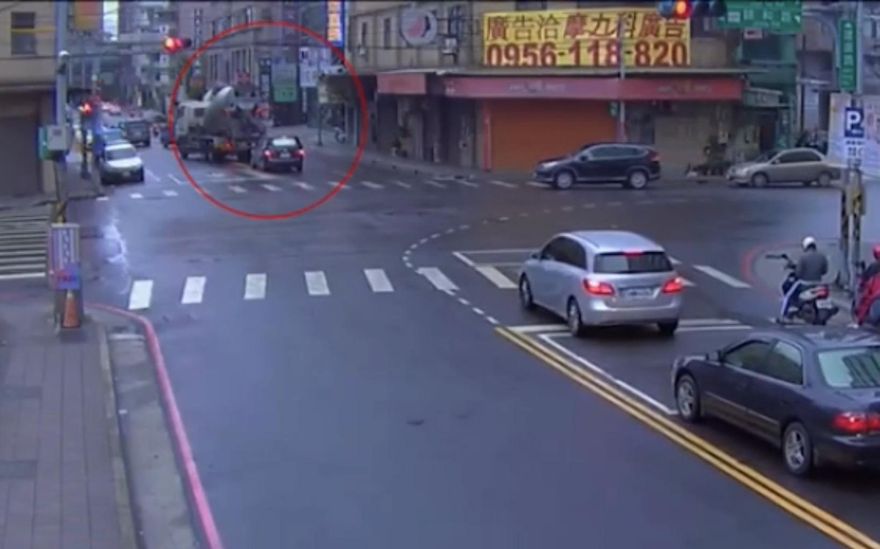 開車火氣大！行車糾紛下車互毆　父子檔對決水泥車司機
