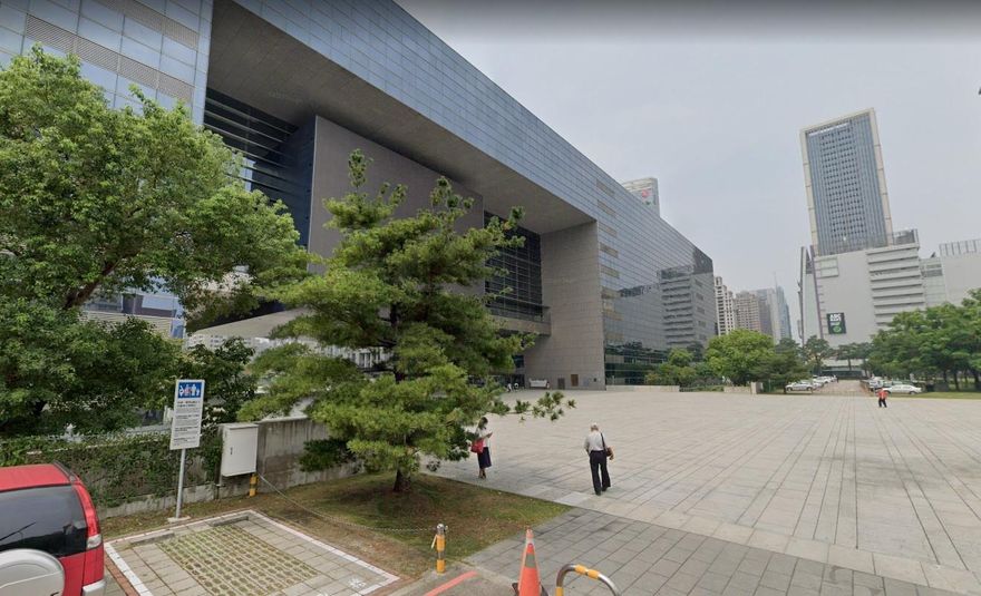 台中市府女員工墜樓亡！10樓躍下「撞爛水泥蓋」　辦公室留遺書…驟逝原因惹鼻酸