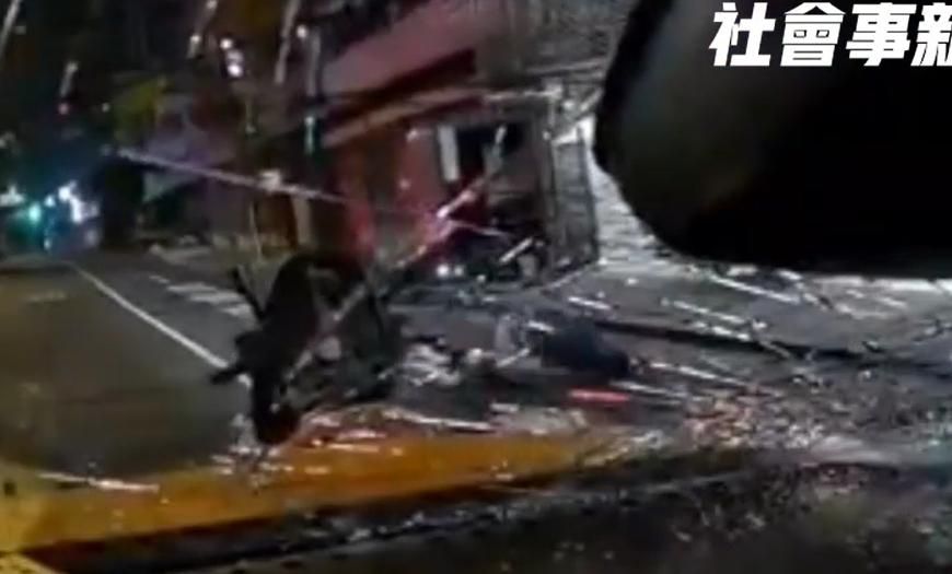 騎士路口一個MOVE慘遭撞飛　小黃車頭前擋爆裂！推撞機車10多公尺