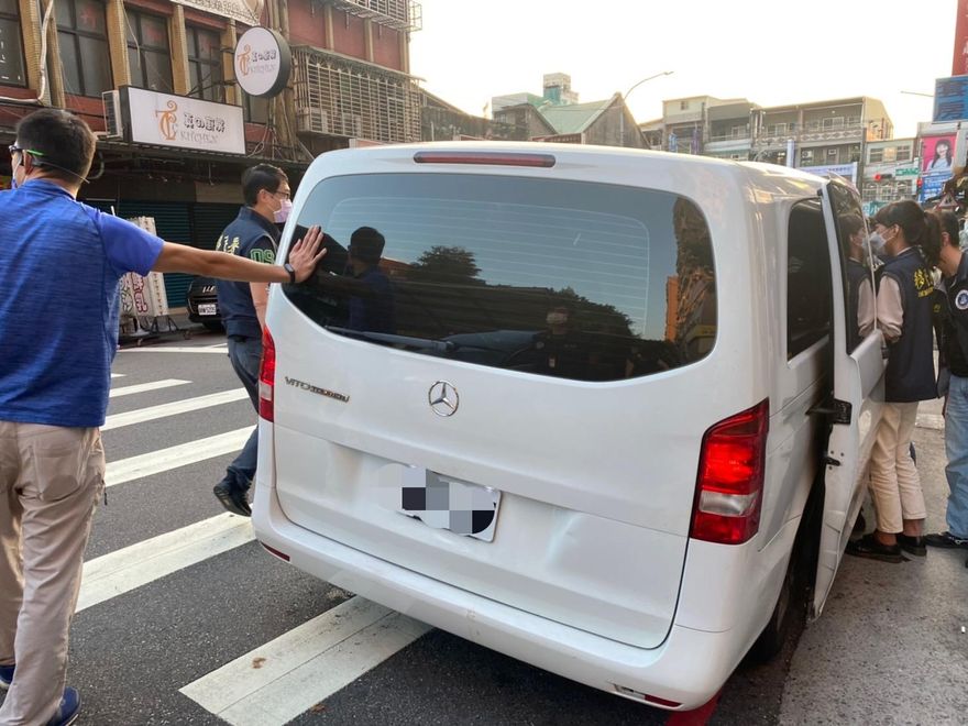 好大的排場！「賓士車接送」躲查緝　警埋伏攔車逮48名非法移工