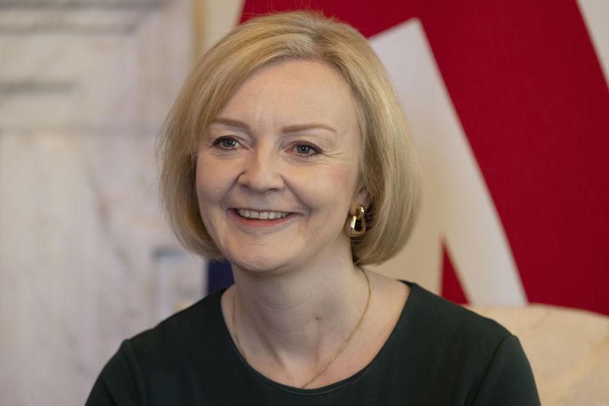 戲劇性一幕發生，英國女首相有點懸了