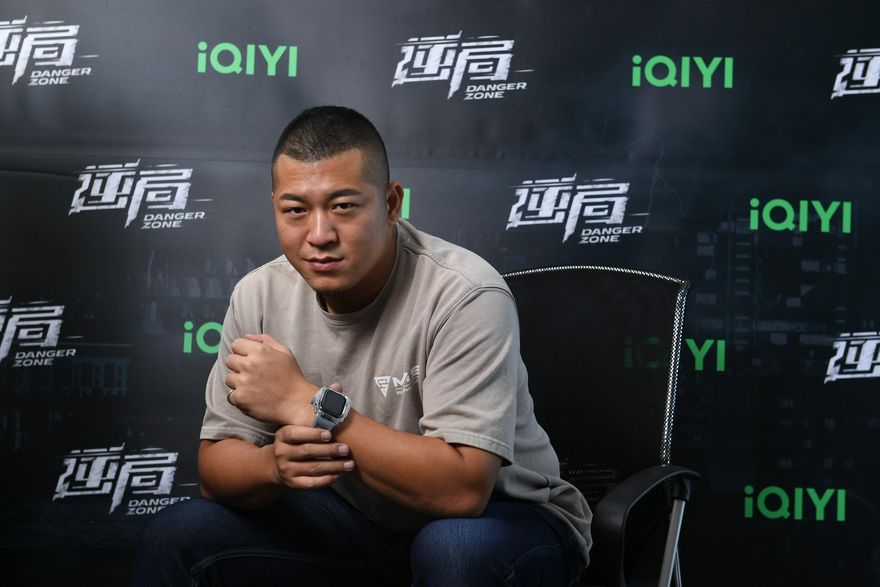 剛結束《逆局》記者會…草爺公司「慘遭砂石車連環撞毀大門」！驚悚畫面全直擊