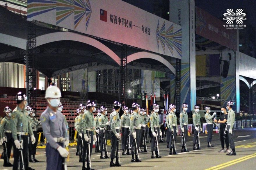 郭台銘造勢竟出現穿三軍服裝人員！立委疑違法　國防部回應了