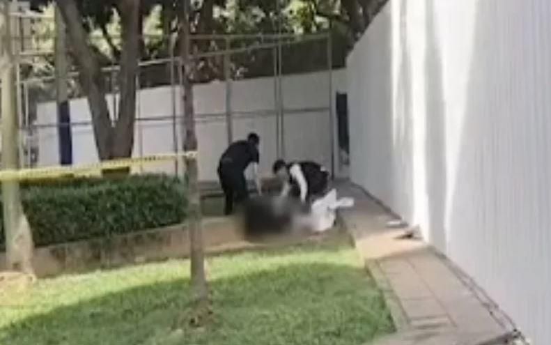 桃園籃球場驚見男屍！23歲混血男捲詐騙案遭痛毆　「面目全非」丟包草地
