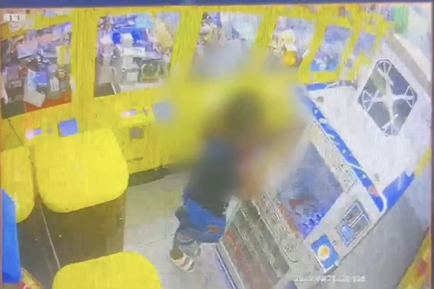 行竊直播！毒蟲娃娃機店偷零錢　台主遠端監控到場逮人報警