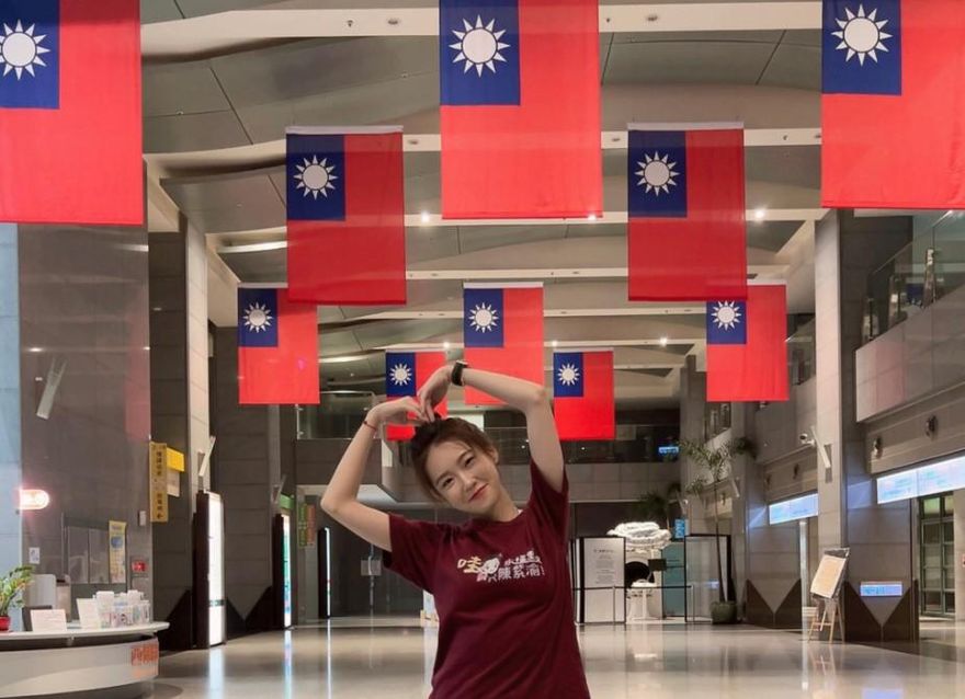 國慶歪頭比愛心！「最美里長參選人」陳紫渝美照曝光　超甜笑容2萬粉絲暴動