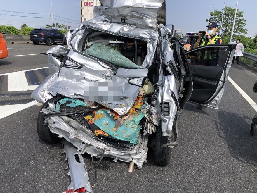 遭貨車急速衝撞！國1恐怖車禍「後座壓扁變形」　1人慘卡車內、3人急送醫