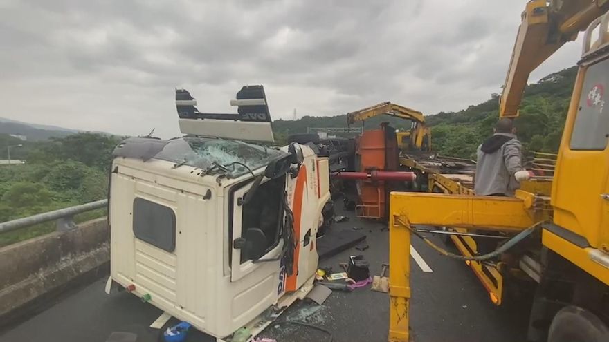自撞護欄「側翻秒斷頭」！台62線驚悚車禍　砂石車翻躺路中…駕駛骨折送醫