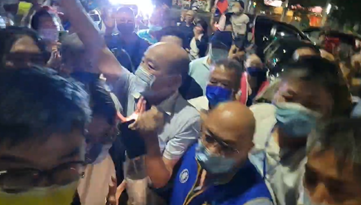影/人氣爆棚「重現大進場」！韓國瑜招牌藍襯衫現身　粉絲簇擁喊：好想你