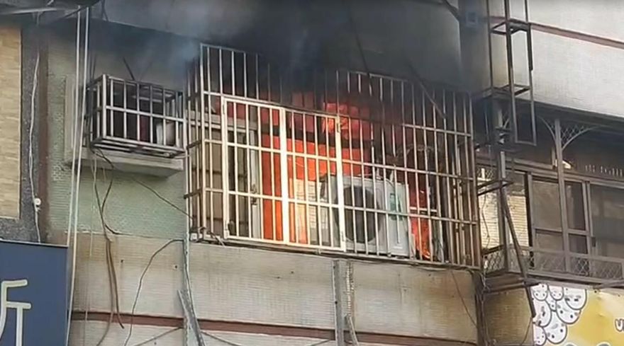 2大、1小受困火海！高雄民宅一早惡火燃燒　濃煙狂竄出鐵窗