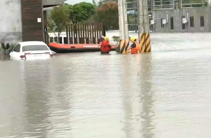 宜蘭迎雨彈轟炸！七賢馬路淹水　大水狂灌淹沒2車…橡皮艇急救援
