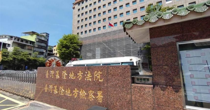西瓜刀追砍「背部濺血慘斷指」！對看陌生男誤認挑釁　基隆暴走哥瘋砍喋血
