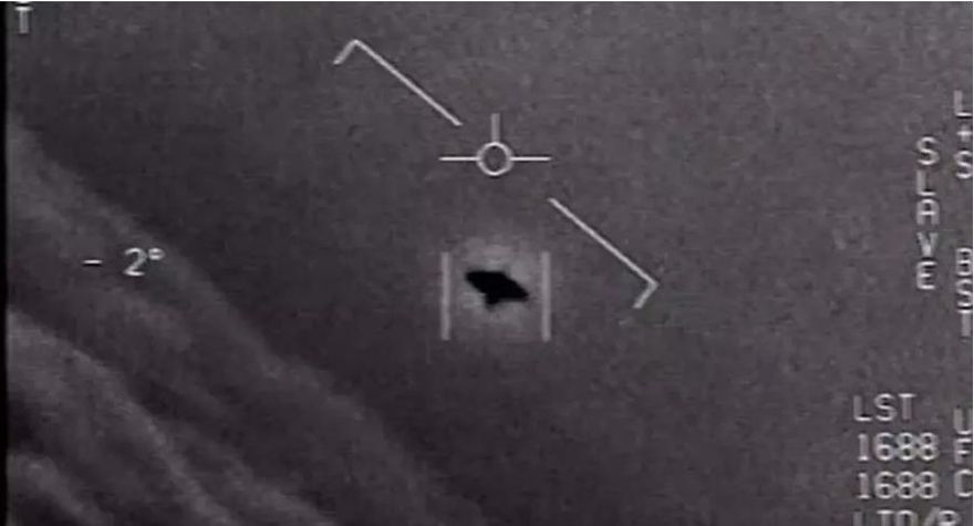 「神秘UFO」衝撞美軍F-16？外媒：8架無人機編組飛行