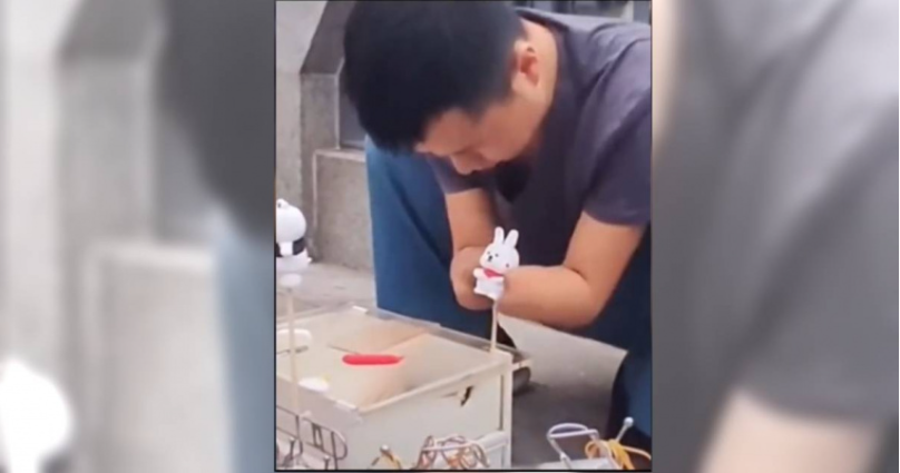 雙手截肢卻靠手藝養活3兒！大陸男子「捏泥」連蜘蛛人都做得出來