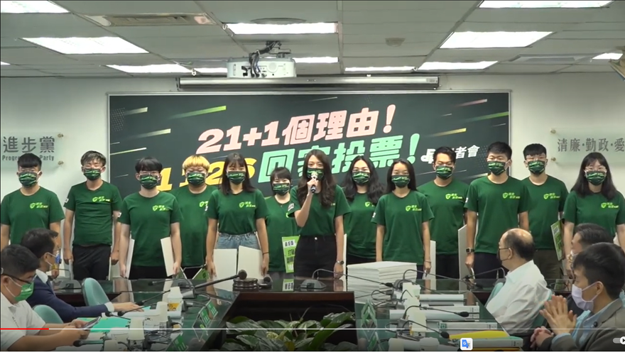 影/綠小兵排排站！正妹朗誦21縣市綁「18歲公民權」口號　蔡英文嘉許：很投入