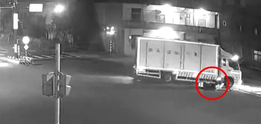 騎士噴飛慘摔、連人帶車捲車底！中壢死亡路口「連2起轉彎車禍」　驚悚瞬間曝光