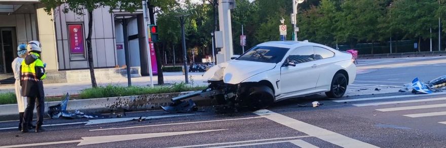急速衝撞卡分隔島！北捷忠孝新生站外清晨車禍　轎跑車「車頭全爛」恐怖畫面曝光