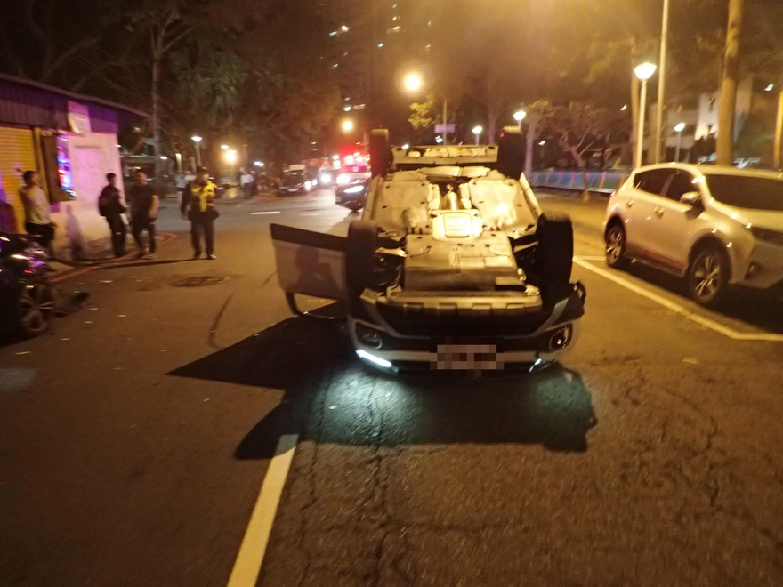 「獨酌」奔馳北屯車禍！台中女慘摔路邊　四輪朝天畫面曝光