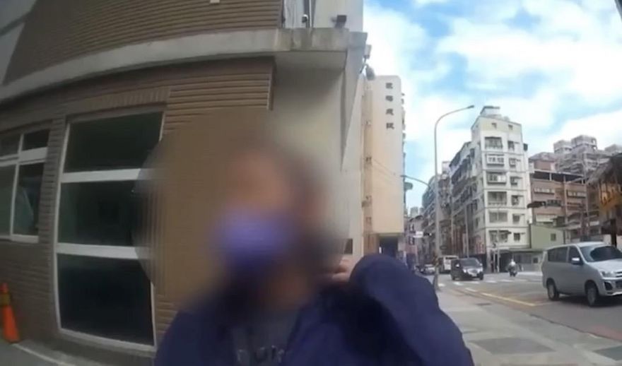 從頭「紫」到尾！裝扮太吸睛…警員多看一眼揪出通緝犯