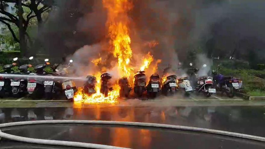 快訊/板橋10機車「陷火海淪廢鐵」！停車格突竄不明火勢　濃煙飄滿街畫面曝