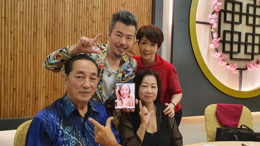 黃國倫、寇乃馨「飛8hrs抵大馬」替艾成母慶生！王瞳驚喜露面…她哽咽曝：真的很像艾成
