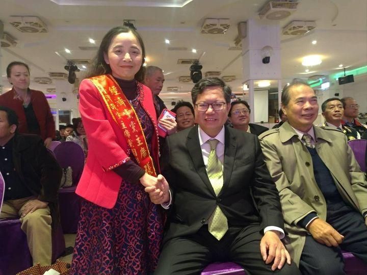 鄭運鵬迴力鏢打到了自己人！　凌濤秀鄭文燦與經濟黨主席握手合照
