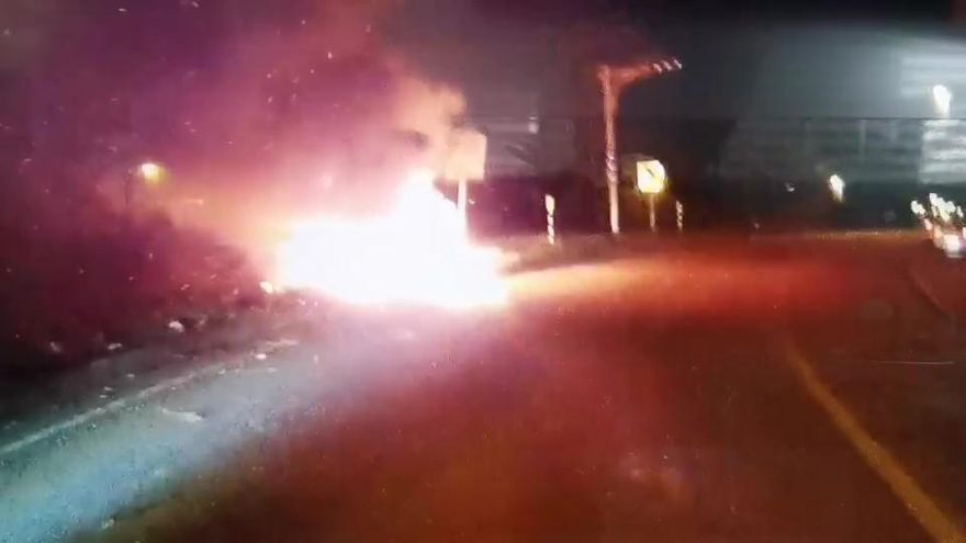 【影】國3休旅車自撞成火球！下土城交流道失控翻車…駕駛驚逃