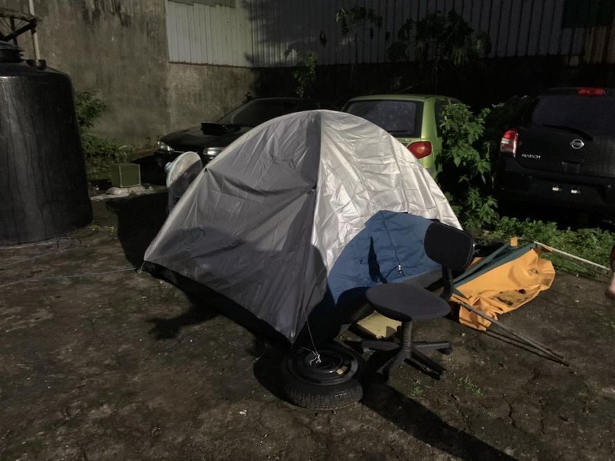 淡水男雨中露營野炊！警上前關心卻發現這東西…這下慘了