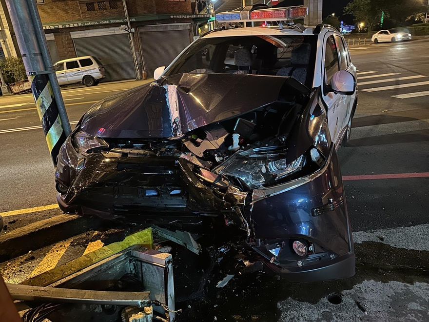 台中警追拒檢車失控自撞！車上3人受傷…嫌犯跑了