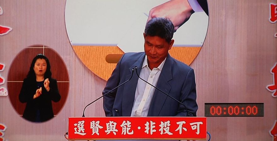 比候選人搶鏡！五行、生肖、量子糾纏都能翻　手語老師「比」到滿頭汗