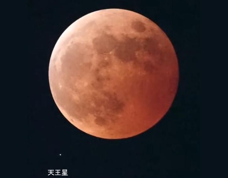 血月同框天王星！鄭明典曝「玉山夜空視角」　絕美高清照曝光