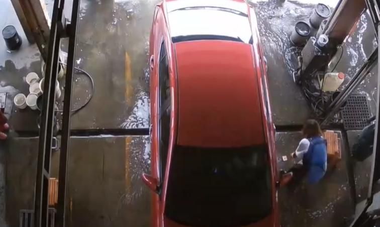 【影】彰化女洗完車丟錢付帳！員工彎腰撿鈔票…辛酸畫面曝光