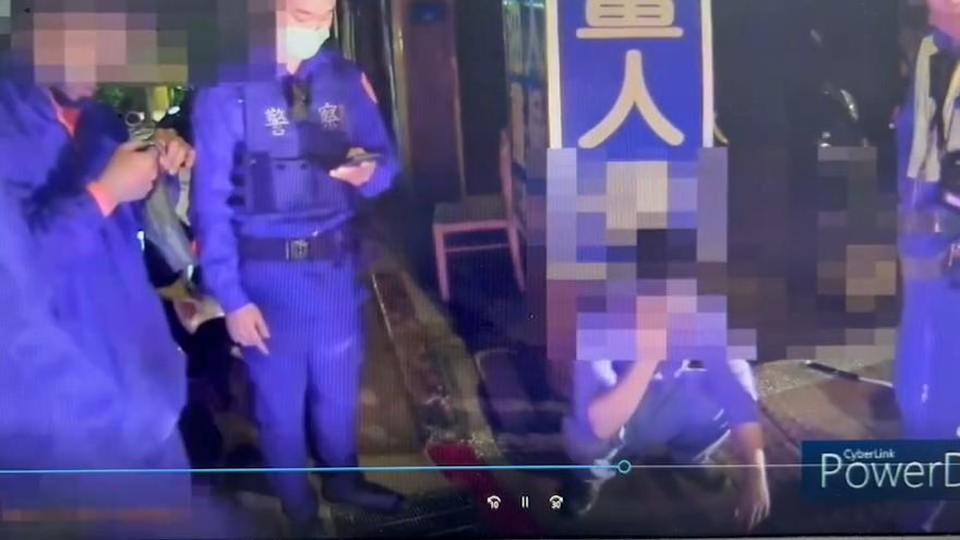 【影】男子大街持球棒砸車…只因這原因！他怒敲車窗洩恨