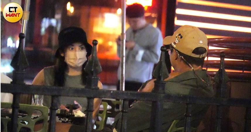直擊王少偉、許藍方甜蜜約會！互動自然「當面挖鼻孔」也不怕　三人行「滑入豪宅」過夜
