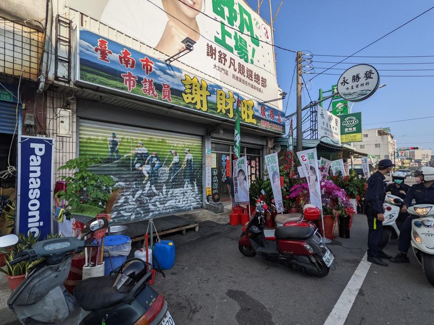【影】台南議員服務處驚爆槍響！鐵門遭掃射成馬蜂窩　警追查開槍歹徒中