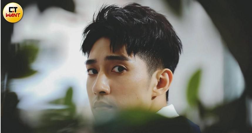 男星拍倒吊拷問戲碼ing…驚見太陽穴「出現點點紅斑」！他秒傻眼：好像有內出血