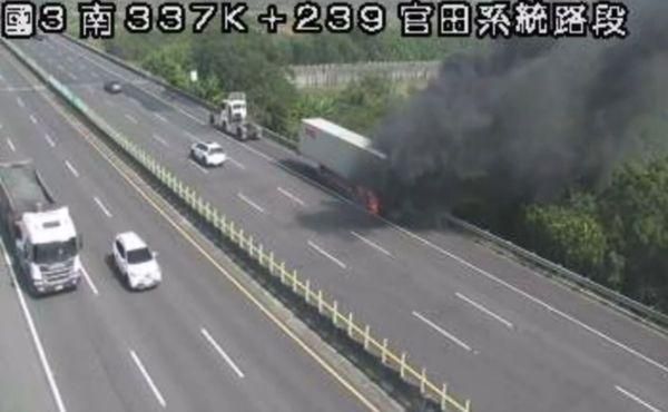 快訊/國道官田段驚爆貨櫃車火燒車！　起火原因待調查