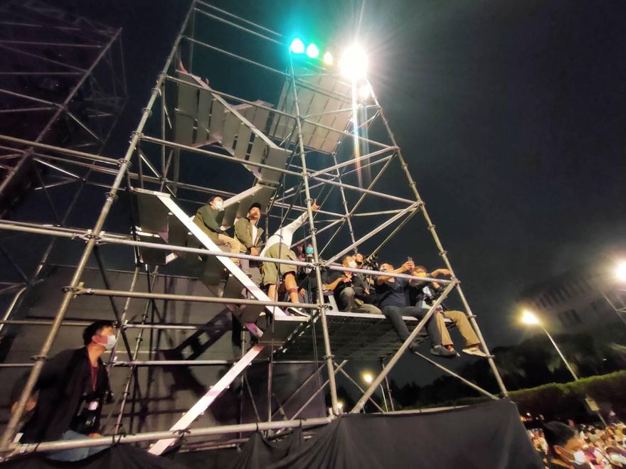凱道造勢攝影被擺在三樓高鷹架挨批草菅人命！　民進黨回應了