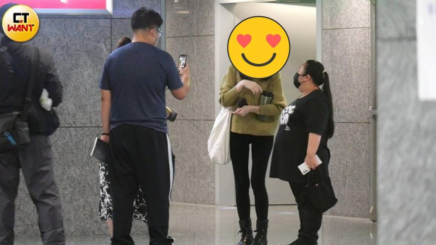 口罩也藏不住美貌！路邊直擊「大咖戲劇女神」合照來者不拒　私下真實面曝光