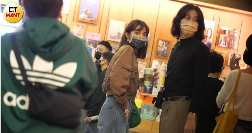 林瑞陽愛子❤柴智屏女兒約會ing！大方給拍：可以直接來問　「全程十指緊扣」甜蜜畫面曝