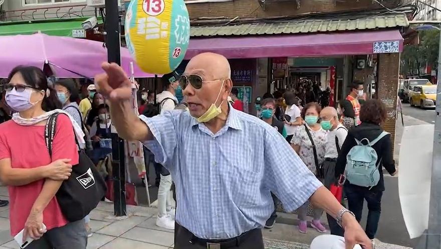 【影】怒飆蔡英文「垃圾總統、走狗」！自稱民進黨阿伯大吼：陳時中不能投