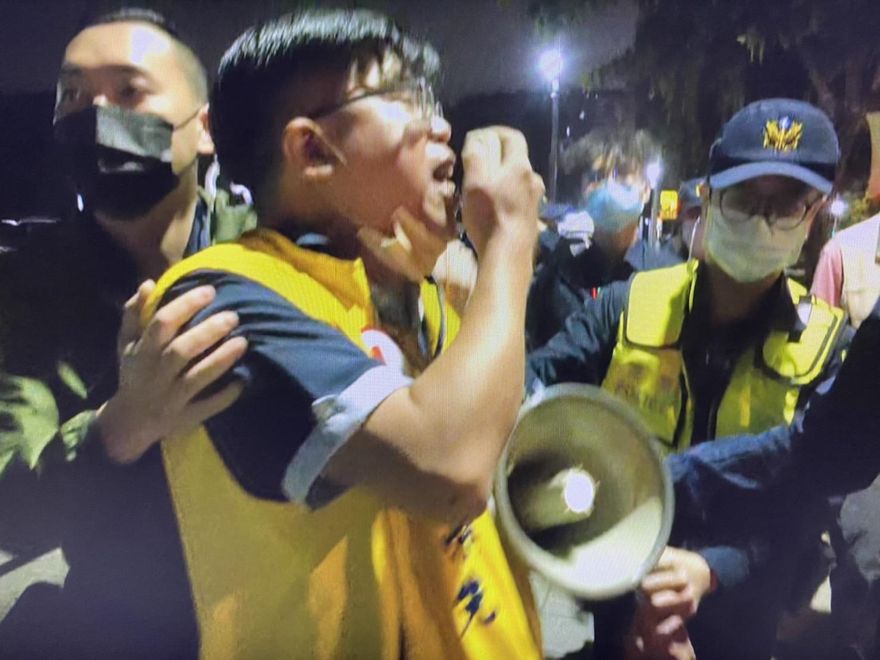 陳時中又被嗆！士林承德公園蔡英文站台　場外抗議人士大聲公狂轟「他不配」