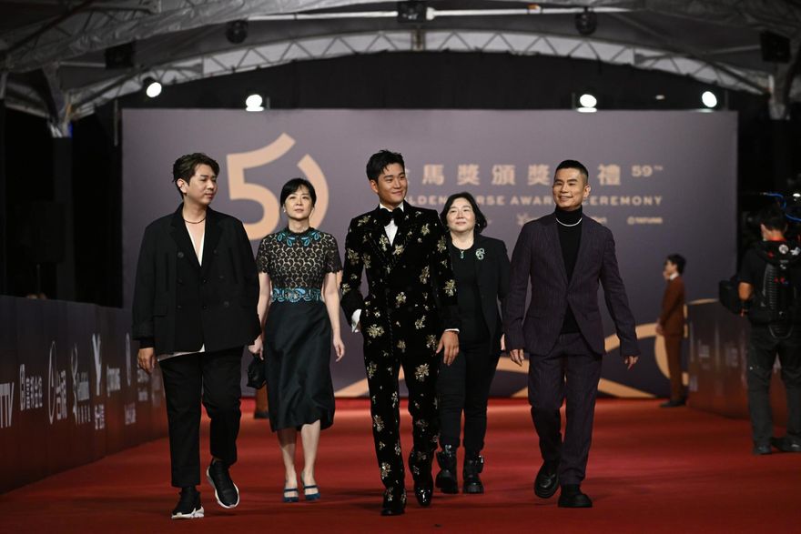 金馬59/適合穿去耶誕城！周興哲紅毯造型超吸睛　張孝全疑發福、陳昊森緊張逗笑網