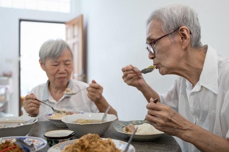 長輩「肌少症」竟因喝粥？ 營養師推「豆漿煮粥」吞嚥不易嗆、補充蛋白質！