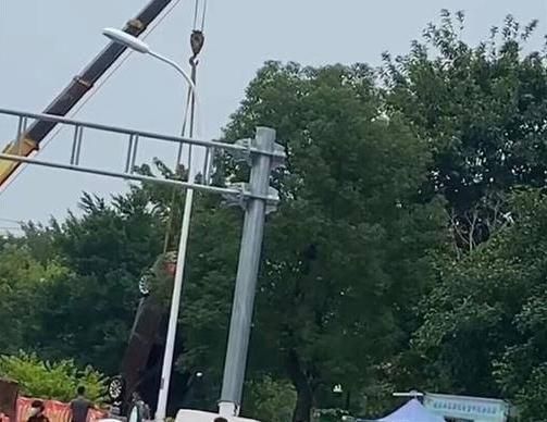 超狠！福建男停車位遭占用　爆氣將對方車輛扔河裡