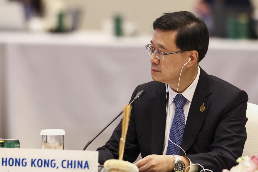 香港特首李家超出席APEC後確診　曾與習近平交談引關注