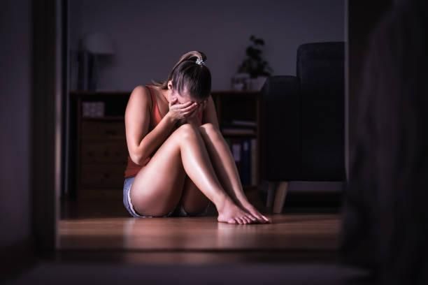 懷疑未婚夫劈腿找證據！翻到「熟睡遭上下其手」影片　主角竟是自己