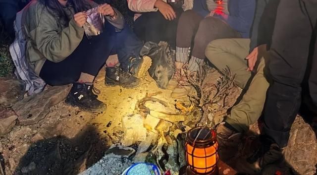 最新現場畫面曝光！外國人登合歡山砍杜鵑生火取暖…至少20株受害
