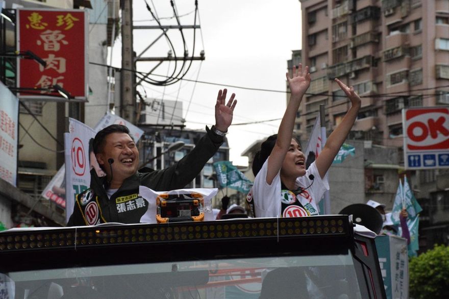 掃街完見老婆親筆信！新北議員候選人張志豪因這件事道歉了